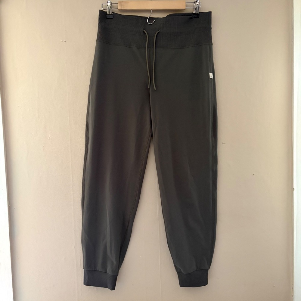 Vuori Womens Daily Jogger Size Large Oregano Green Olive Athleisure Lounge Gym